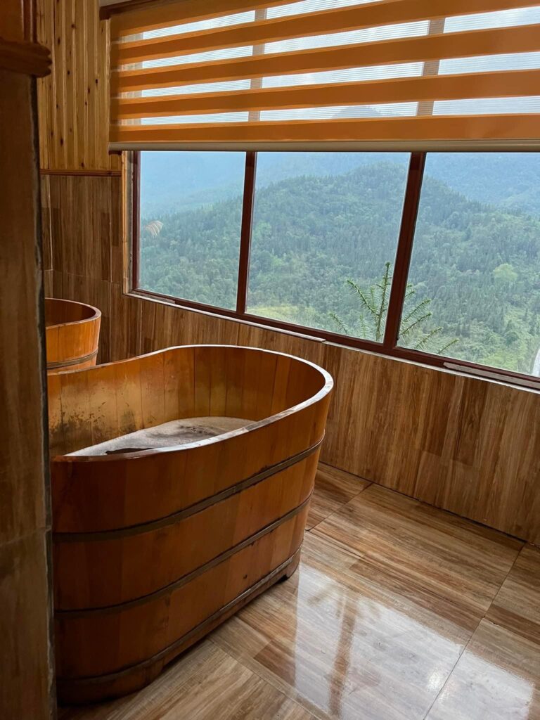 Bathe in Dao herbal leaves with the beautiful mountain scenery